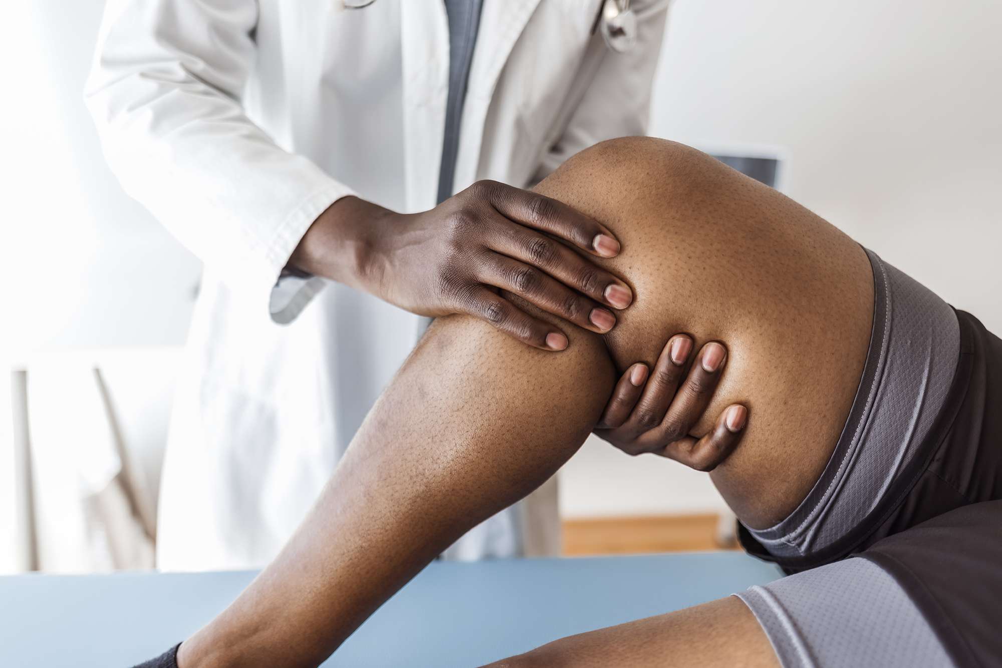 knee-pain-GettyImages-1321088960-839639eb5e9c430e888a77a3a1b8f8f3